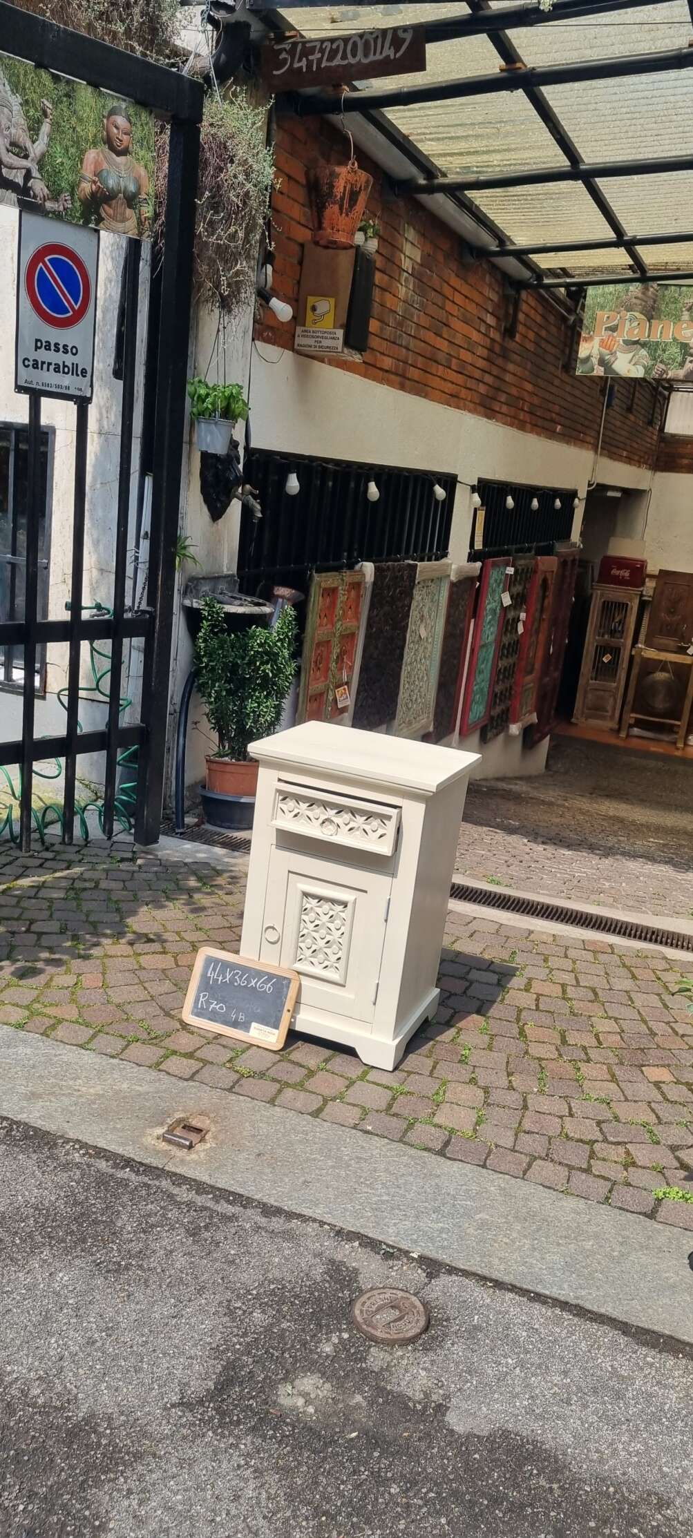 Comodino intagliato bianco crema - immagine 2