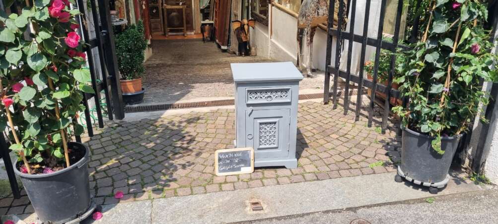 Comodino grigio scuro intagliato con anta e cassetto