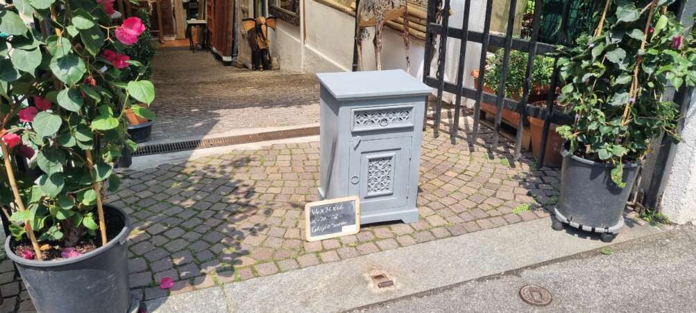 Comodino grigio scuro intagliato con anta e cassetto - immagine 4
