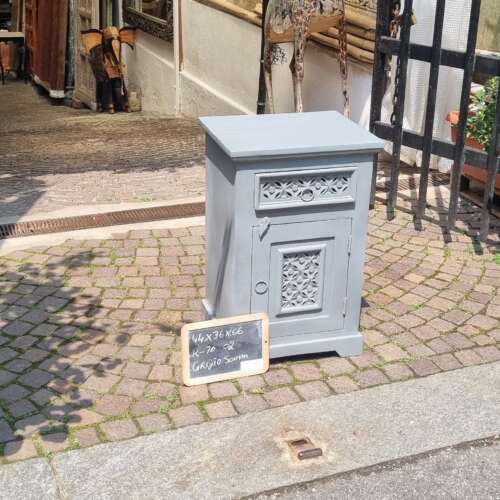 Comodino grigio scuro intagliato con anta e cassetto