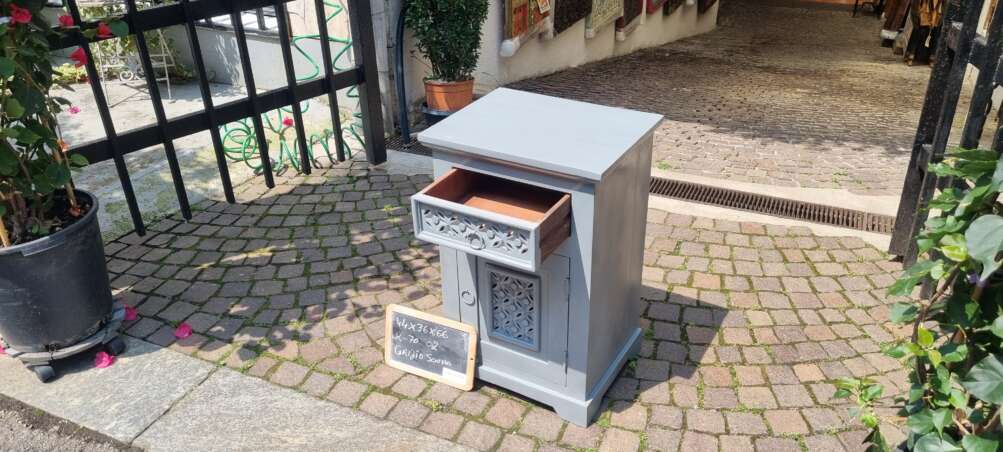 Comodino grigio scuro intagliato con anta e cassetto - immagine 6