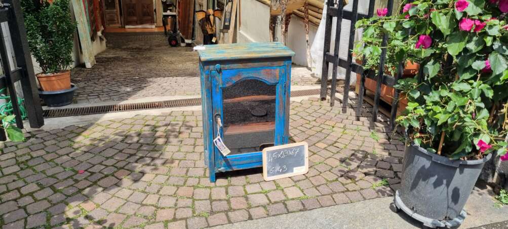 Mobiletto blu con sportello in vetro