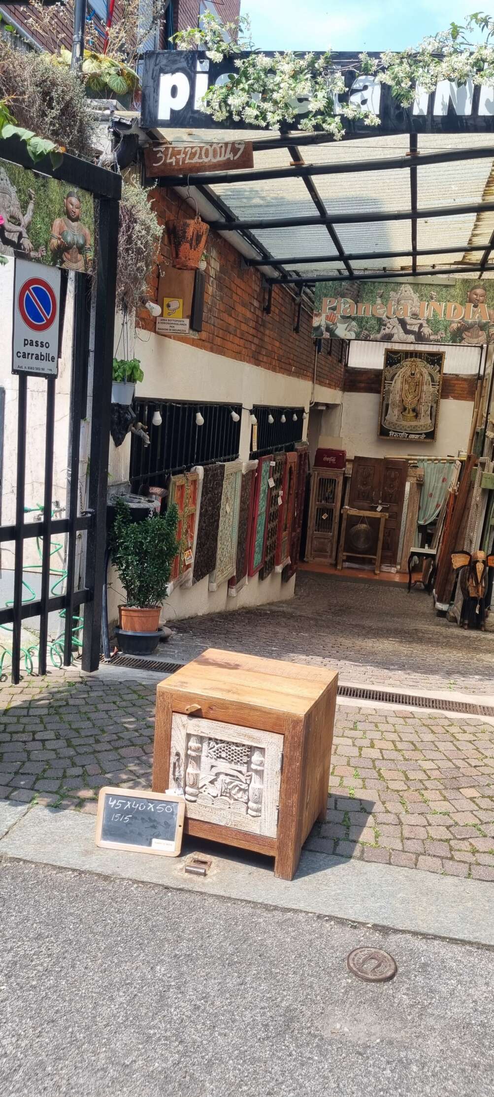 Comodino con anta scolpita chiara - immagine 6