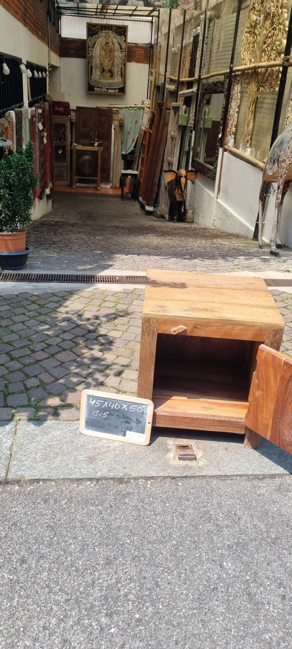 Comodino con anta scolpita chiara - immagine 11
