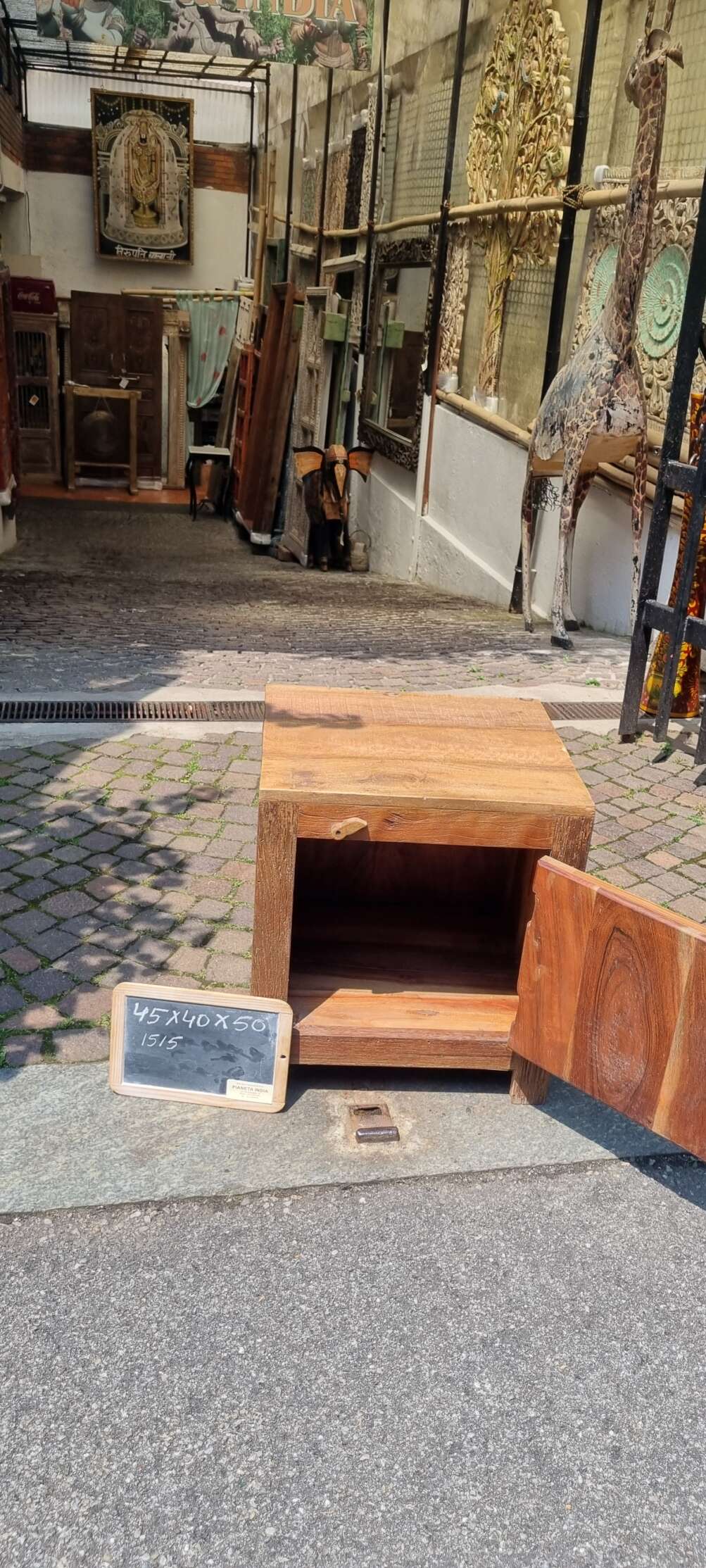 Comodino con anta scolpita chiara - immagine 14