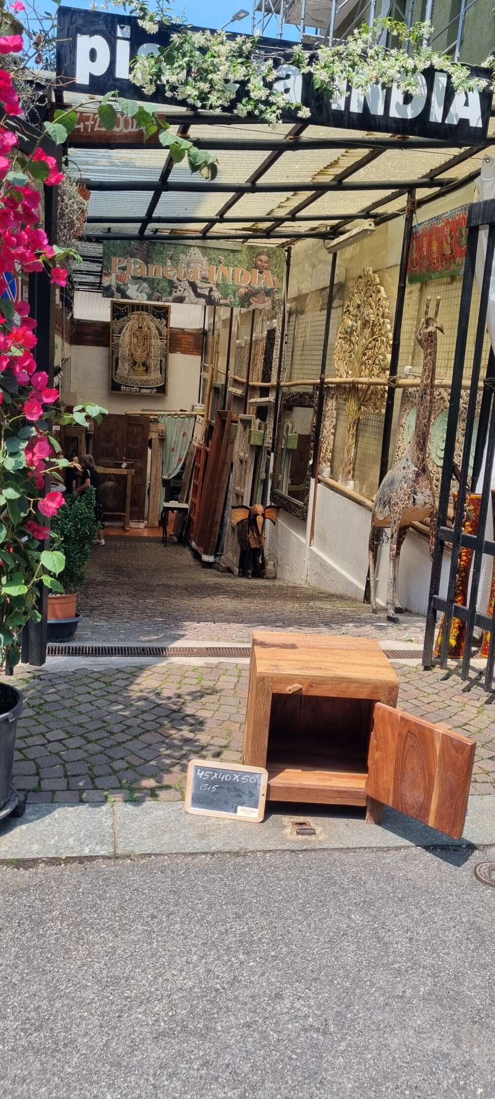 Comodino con anta scolpita chiara - immagine 12