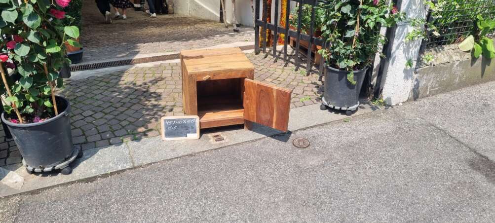 Comodino con anta scolpita chiara - immagine 13