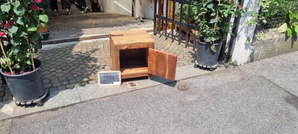Comodino con anta scolpita chiara - immagine 10