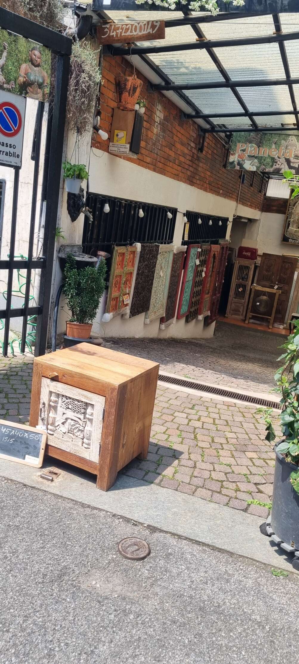 Comodino con anta scolpita chiara - immagine 5