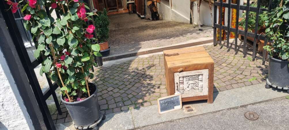 Comodino con anta scolpita chiara - immagine 9
