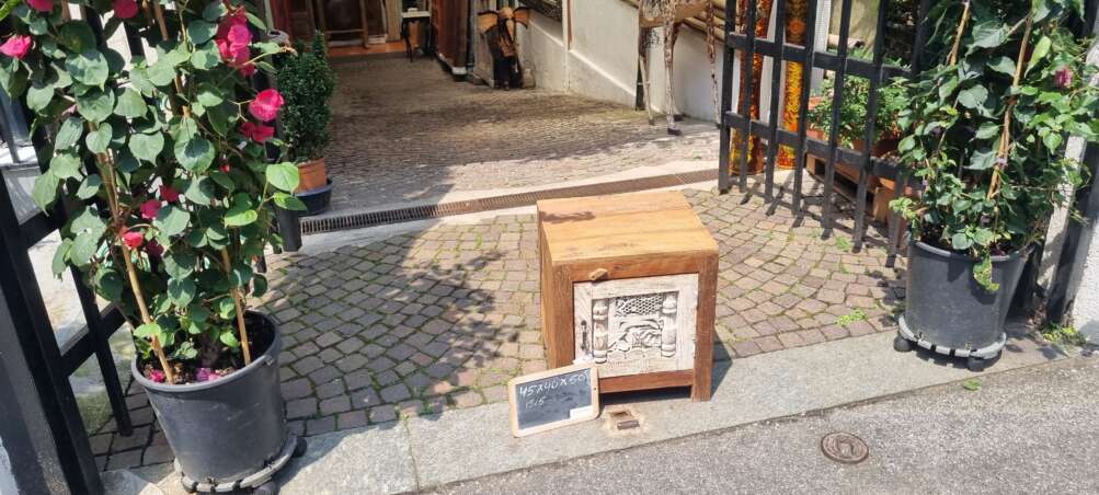 Comodino con anta scolpita chiara - immagine 8