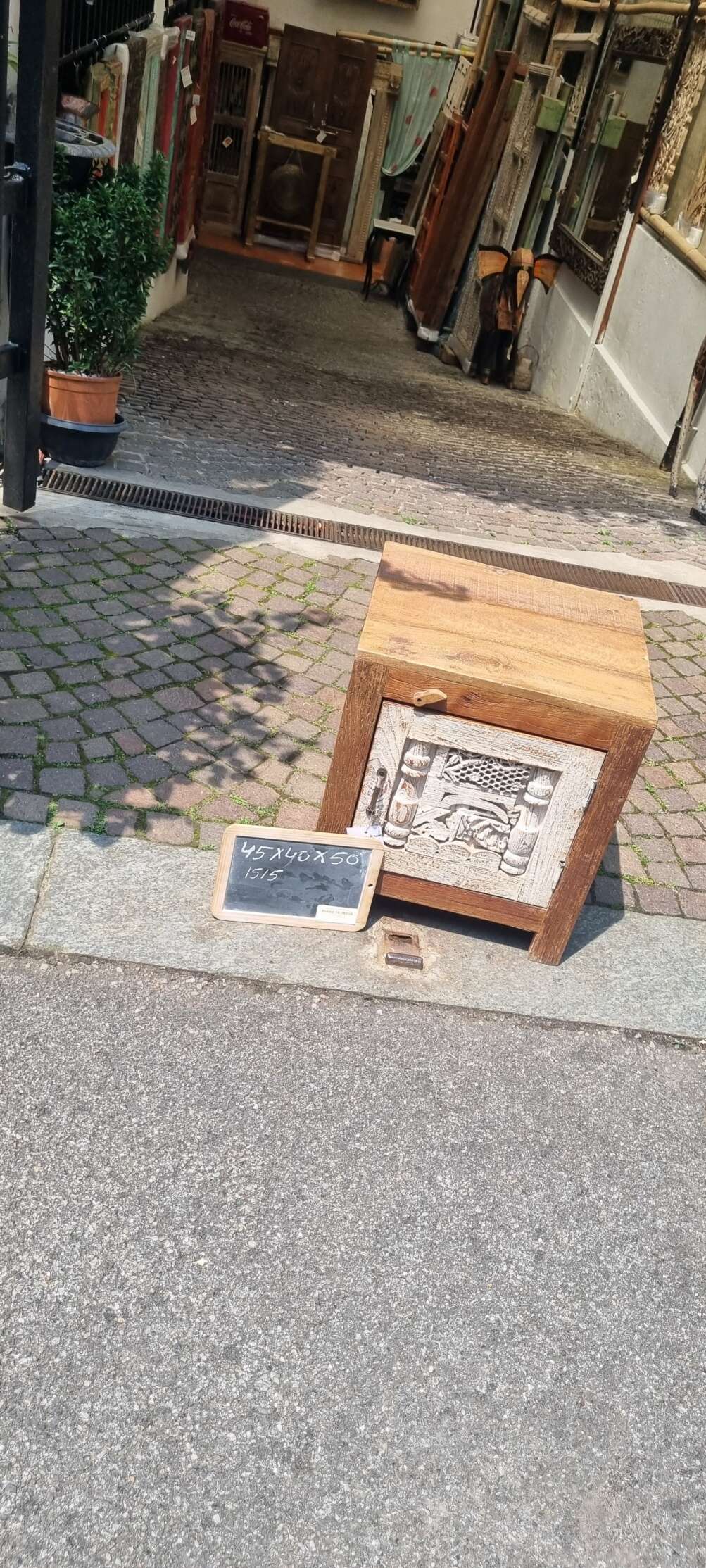 Comodino con anta scolpita chiara