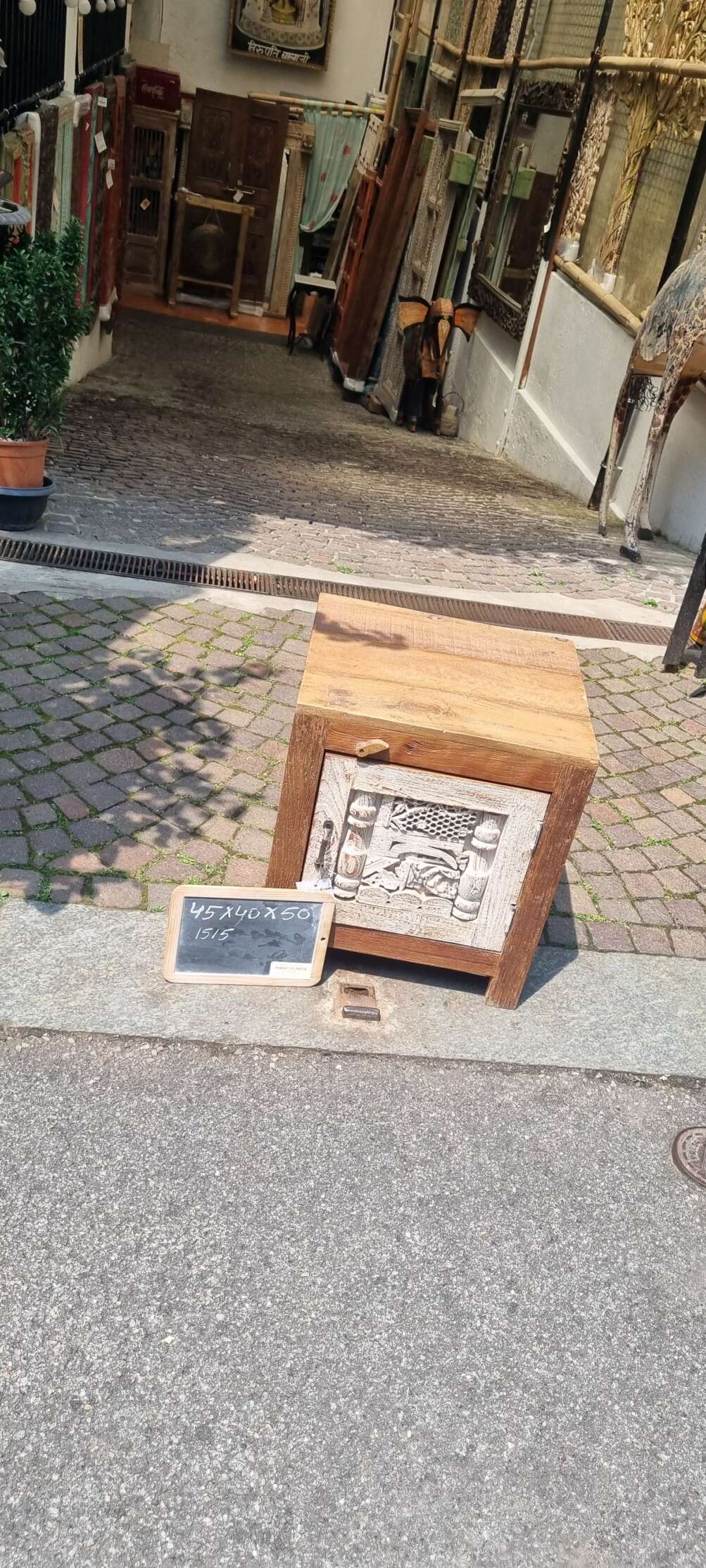 Comodino con anta scolpita chiara - immagine 2