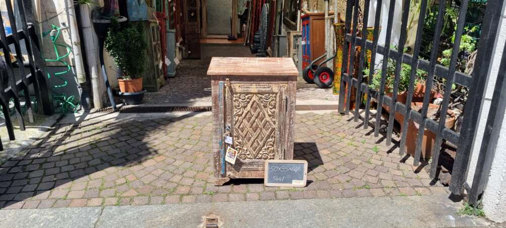 Mobiletto intagliato con anta decorativa