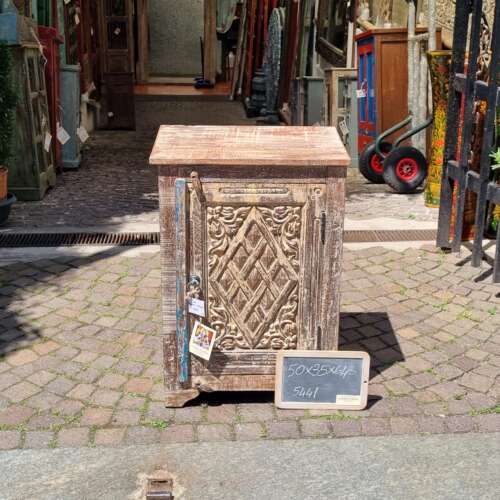 Mobiletto intagliato con anta decorativa