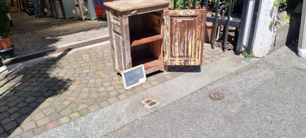 Mobiletto intagliato con anta decorativa - immagine 12