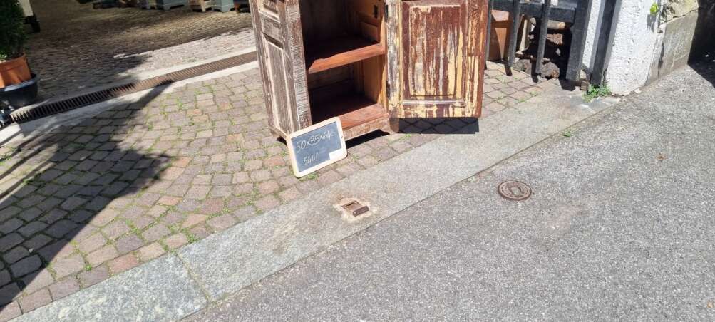 Mobiletto intagliato con anta decorativa - immagine 11