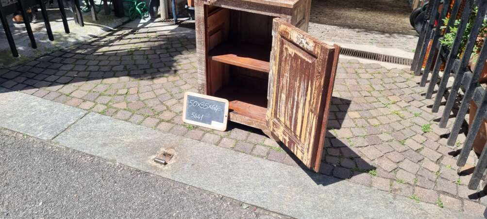 Mobiletto intagliato con anta decorativa - immagine 10