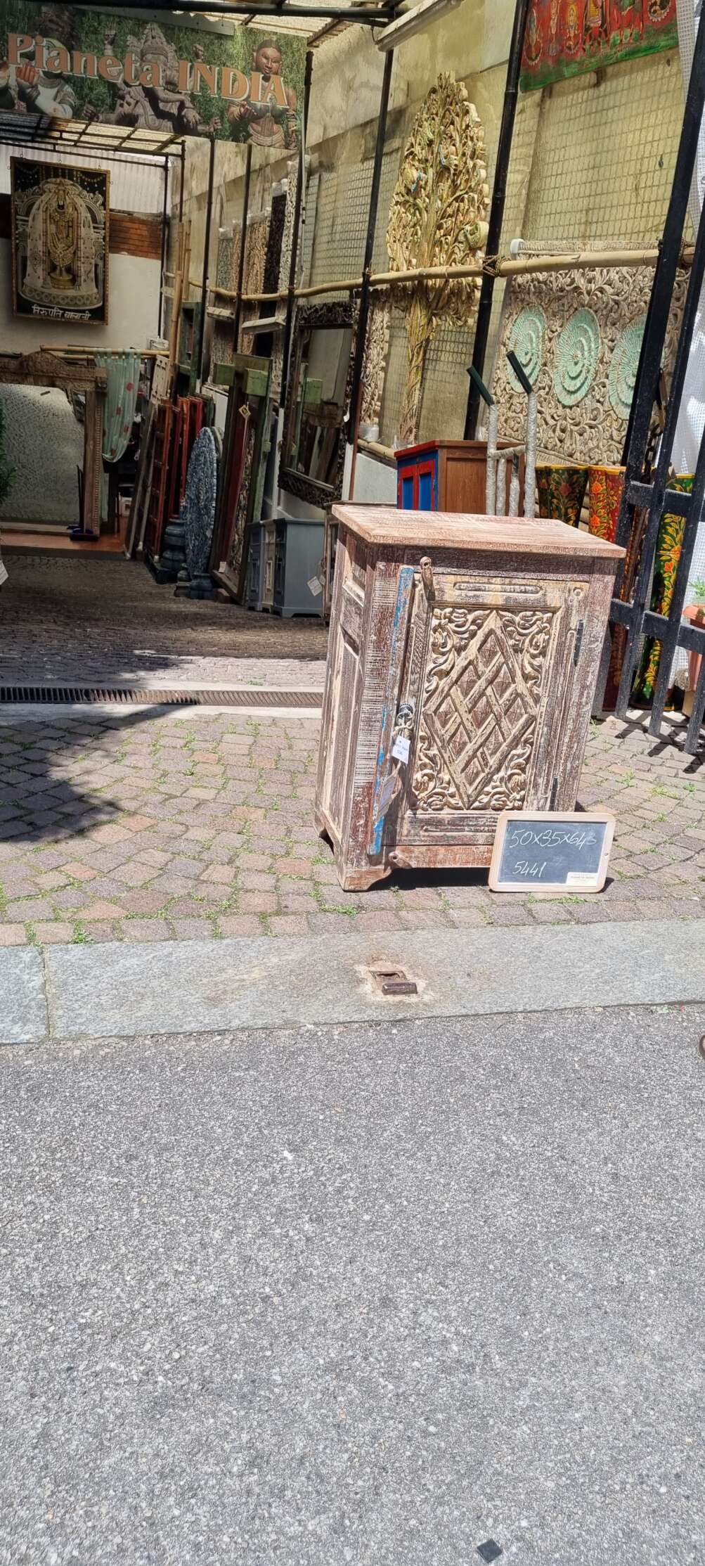 Mobiletto intagliato con anta decorativa - immagine 3