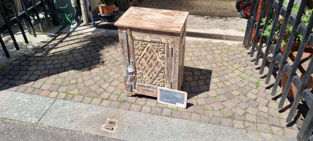 Mobiletto intagliato con anta decorativa - immagine 2