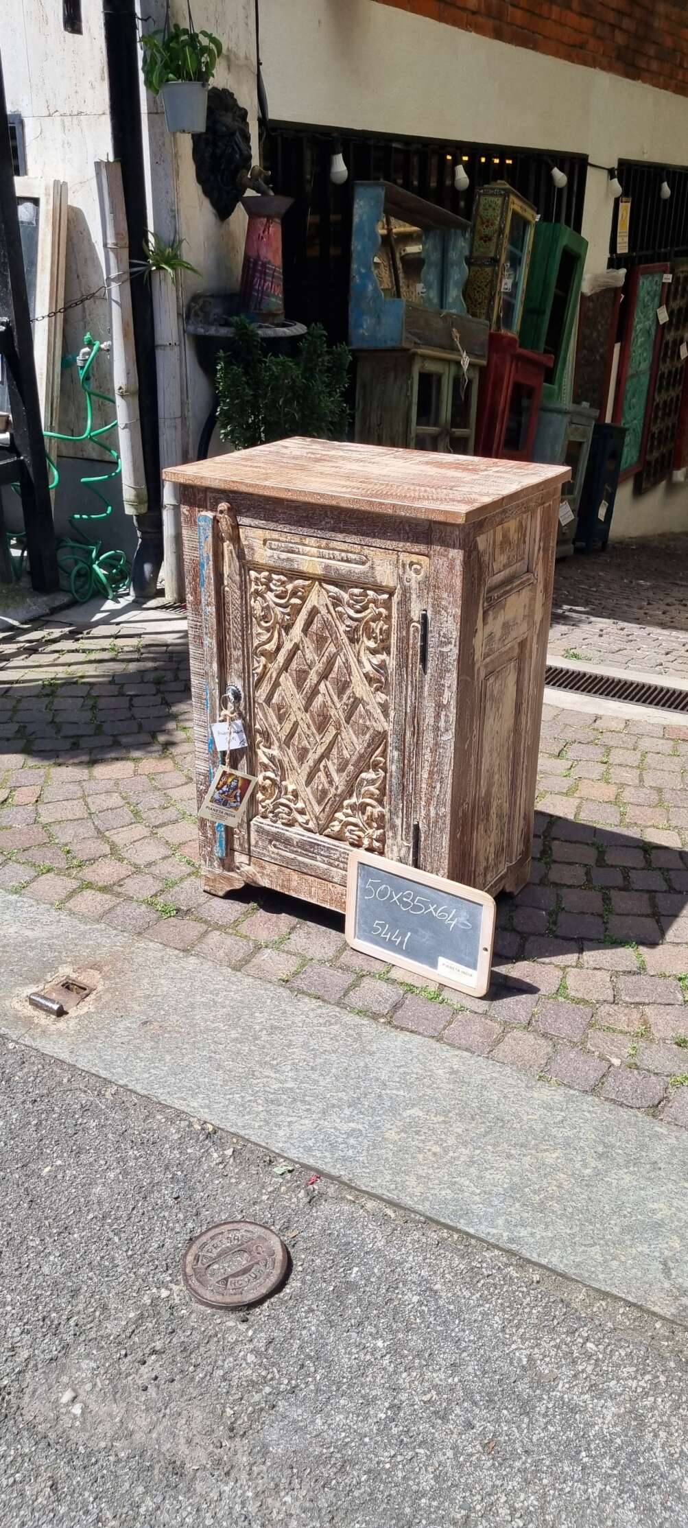 Mobiletto intagliato con anta decorativa - immagine 5