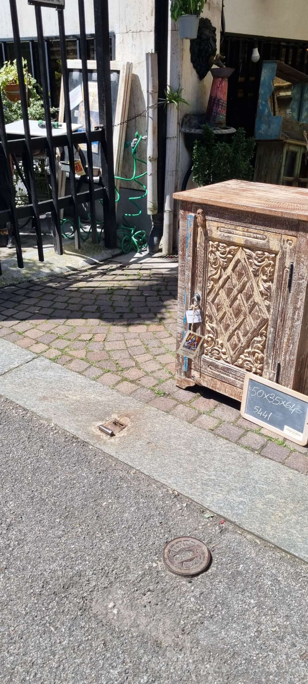 Mobiletto intagliato con anta decorativa - immagine 4