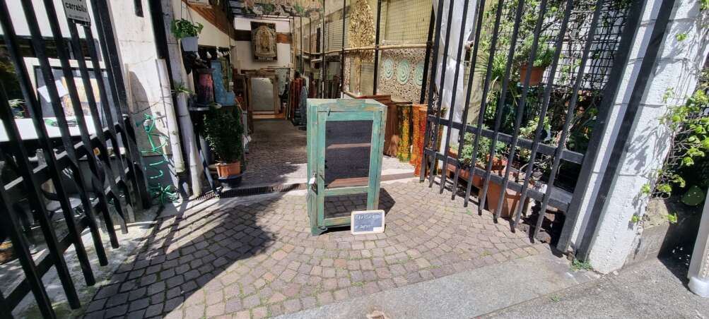 Vetrinetta verde anticata a un’anta - immagine 9