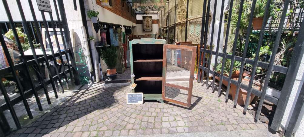 Vetrinetta verde anticata a un’anta - immagine 12