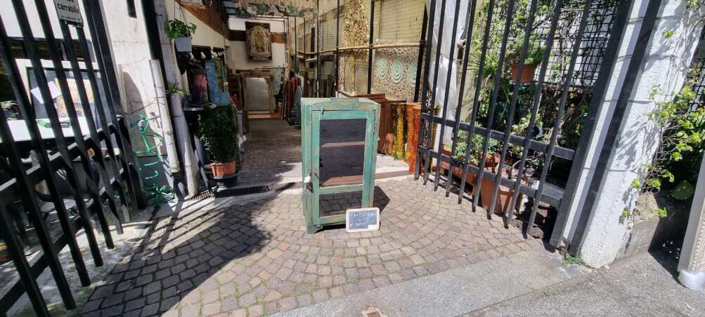 Vetrinetta verde anticata a un’anta