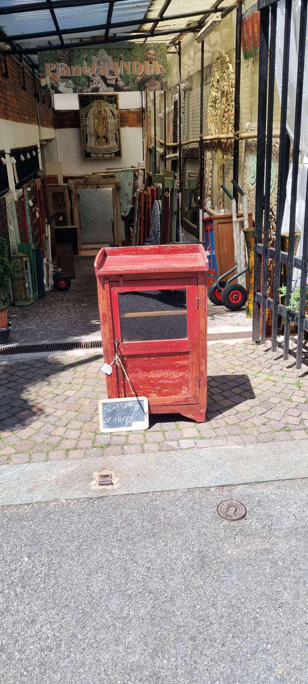 Mobiletto rosso con anta e vetro