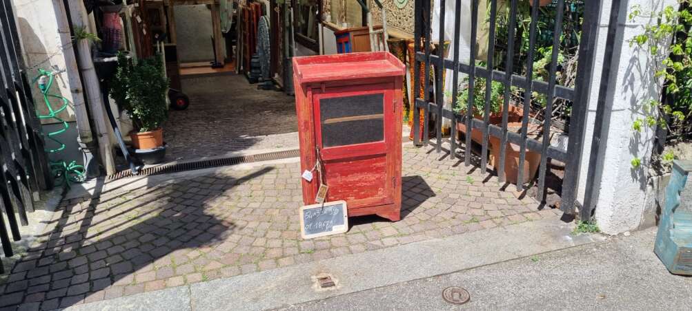 Mobiletto rosso con anta e vetro - immagine 2