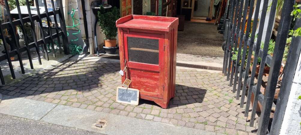 Mobiletto rosso con anta e vetro - immagine 5