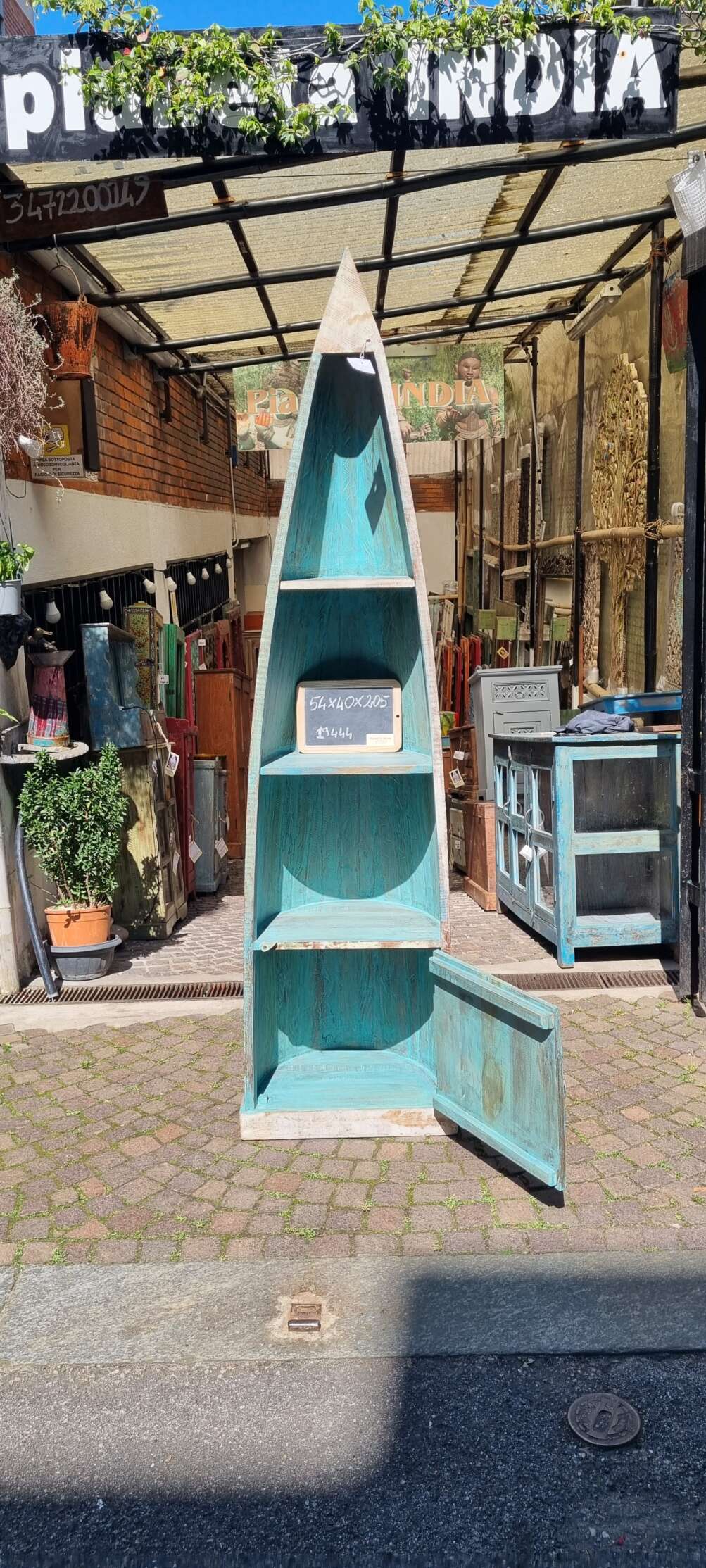 Libreria a forma di canoa azzurra - immagine 10