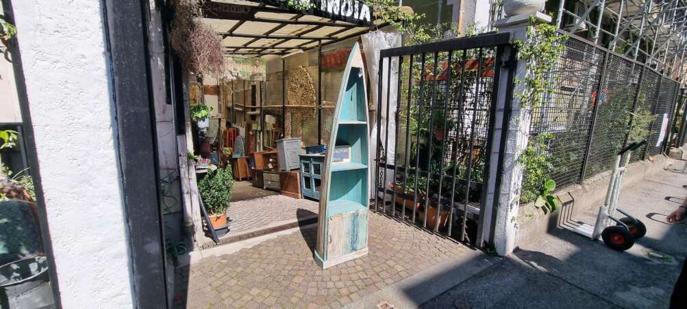 Libreria a forma di canoa azzurra - immagine 13