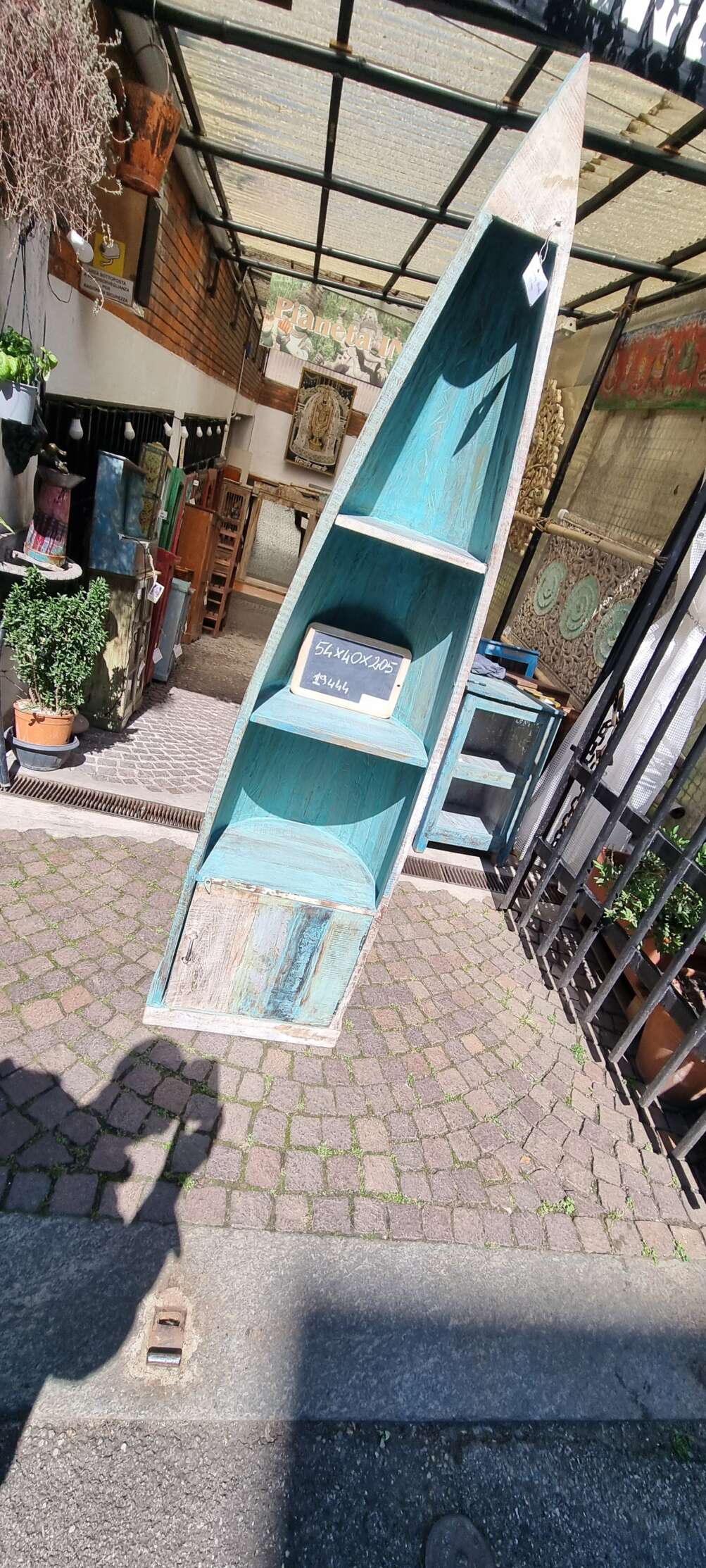 Libreria a forma di canoa azzurra - immagine 14