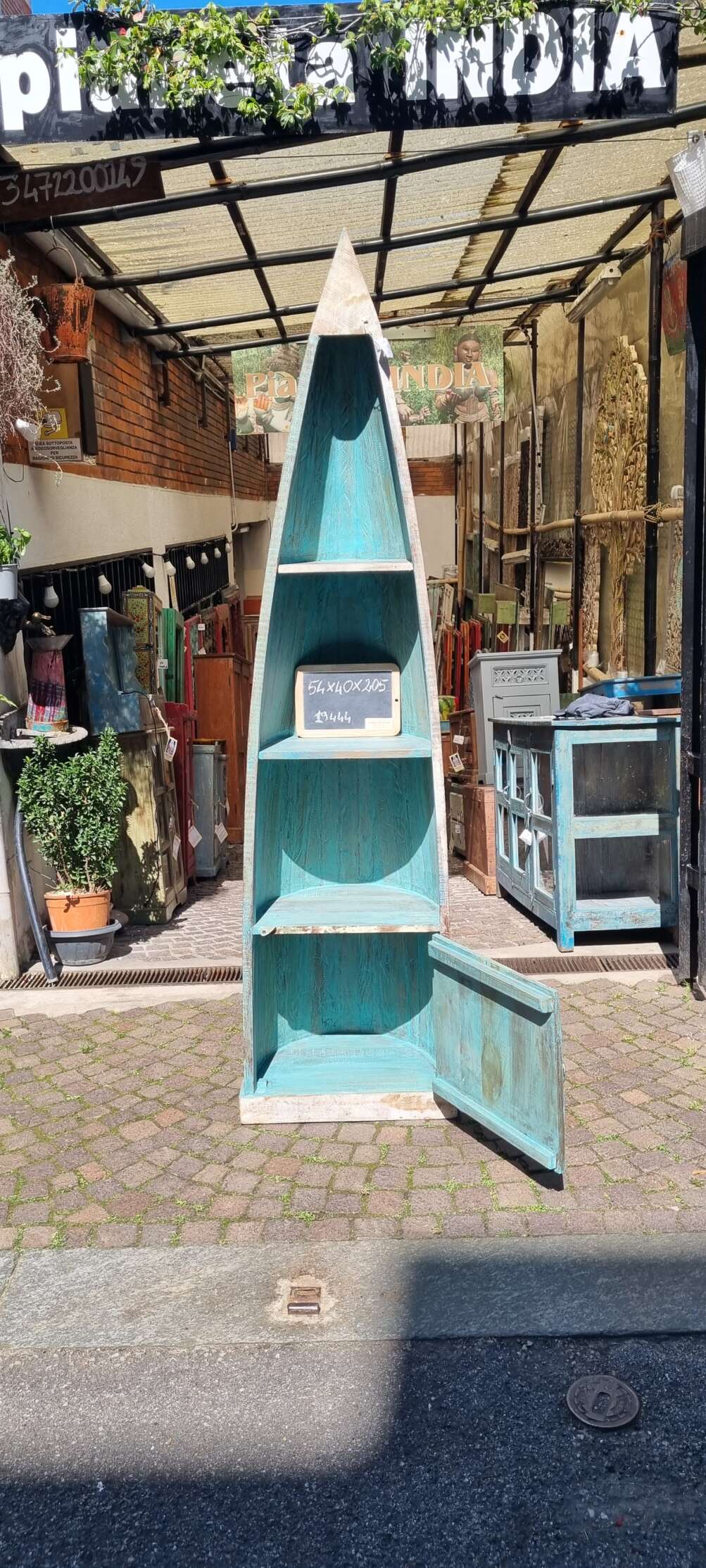 Libreria a forma di canoa azzurra