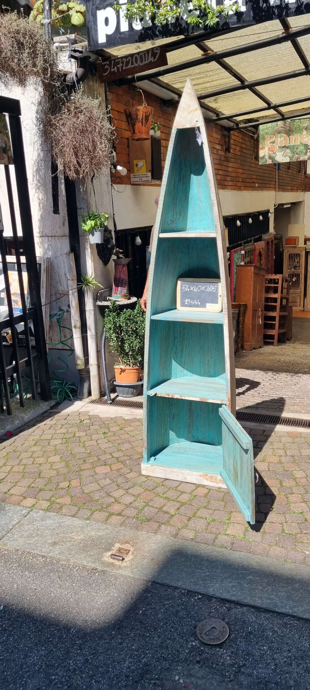 Libreria a forma di canoa azzurra - immagine 7