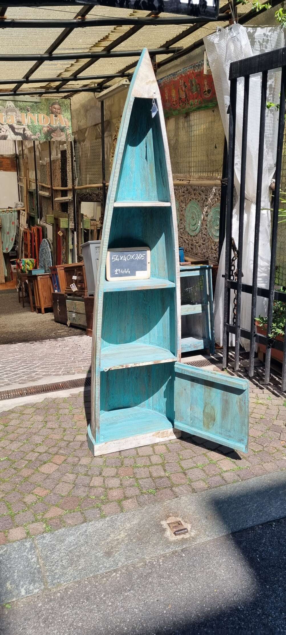 Libreria a forma di canoa azzurra - immagine 6