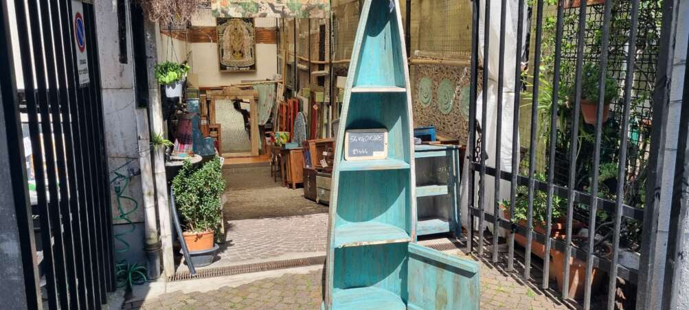 Libreria a forma di canoa azzurra - immagine 5