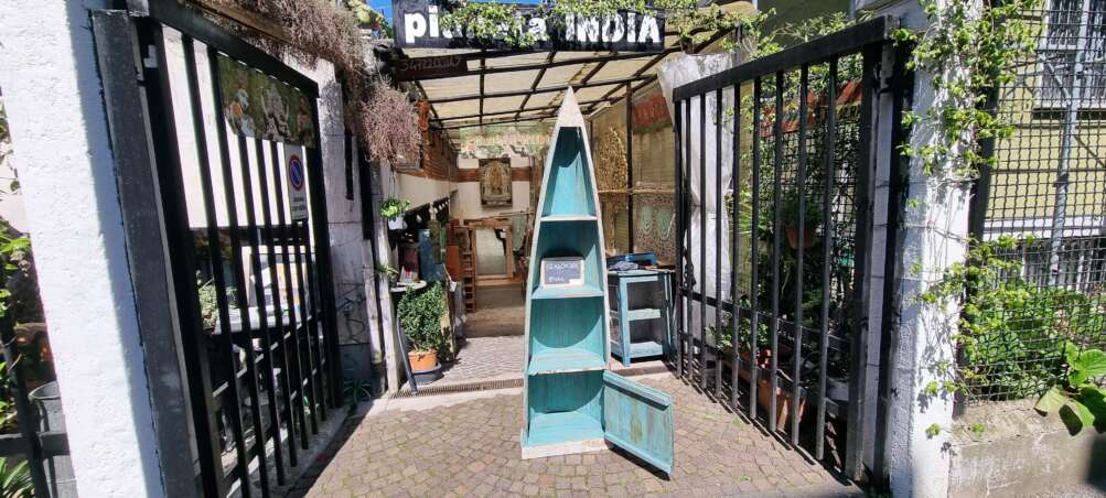 Libreria a forma di canoa azzurra - immagine 2