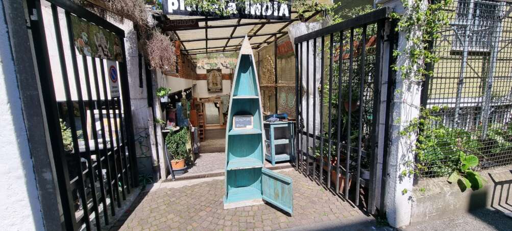 Libreria a forma di canoa azzurra - immagine 4