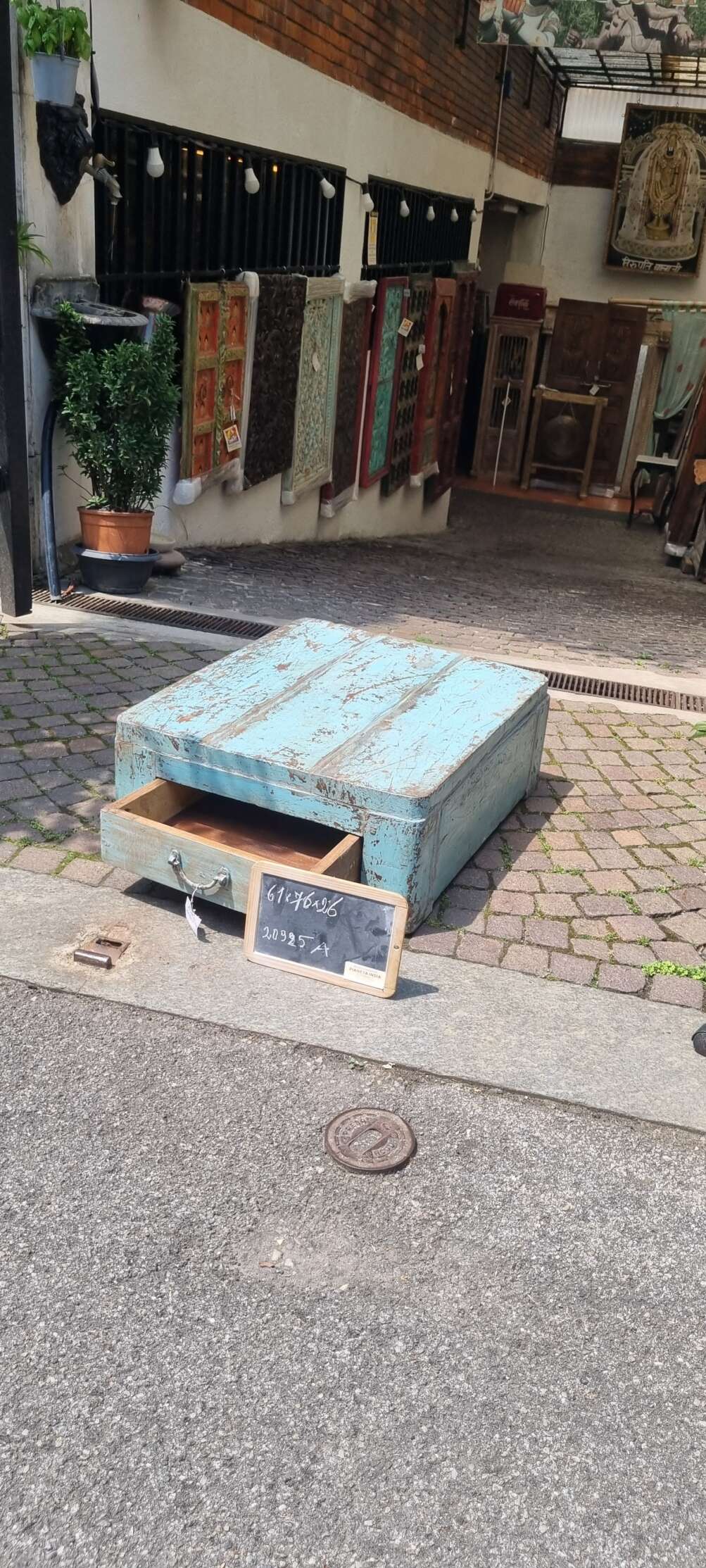 Cassettiera azzurra effetto decapato - immagine 12