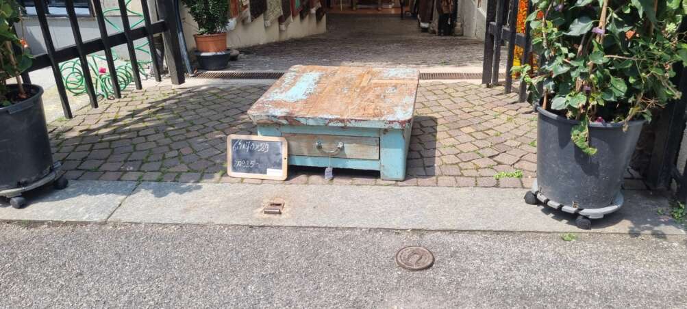 Cassettiera azzurra effetto decapato - immagine 2