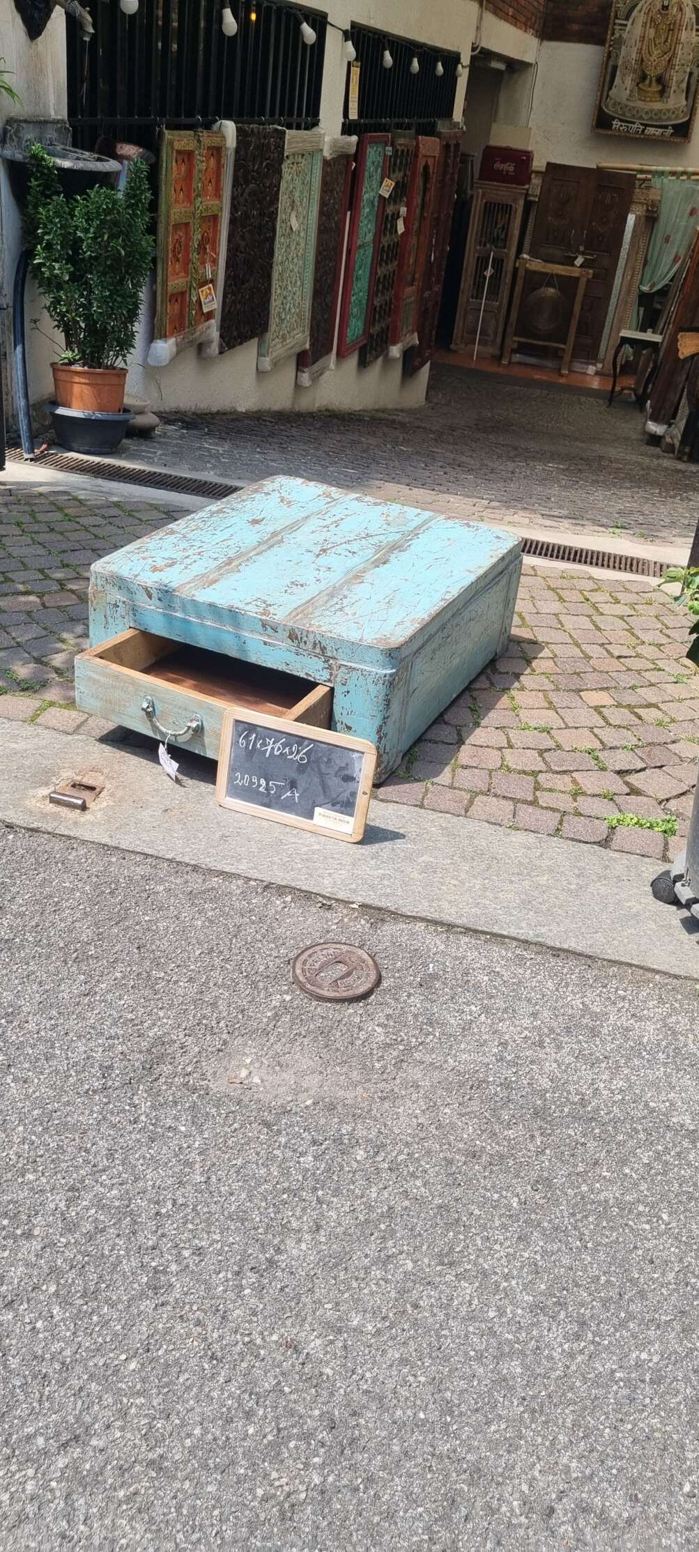 Cassettiera azzurra effetto decapato - immagine 11