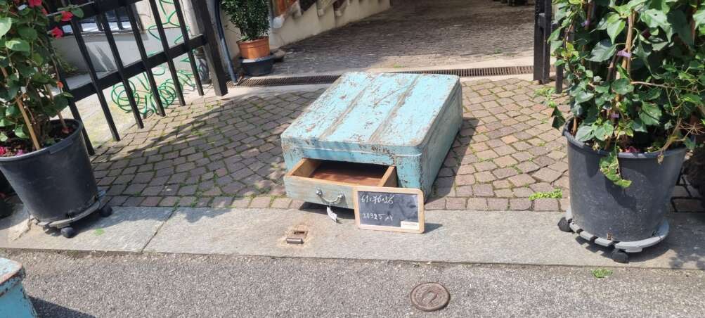 Cassettiera azzurra effetto decapato