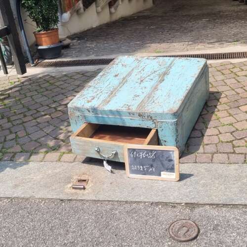 Cassettiera azzurra effetto decapato