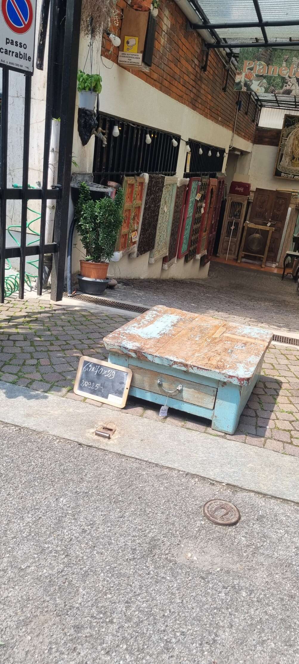 Cassettiera azzurra effetto decapato - immagine 6
