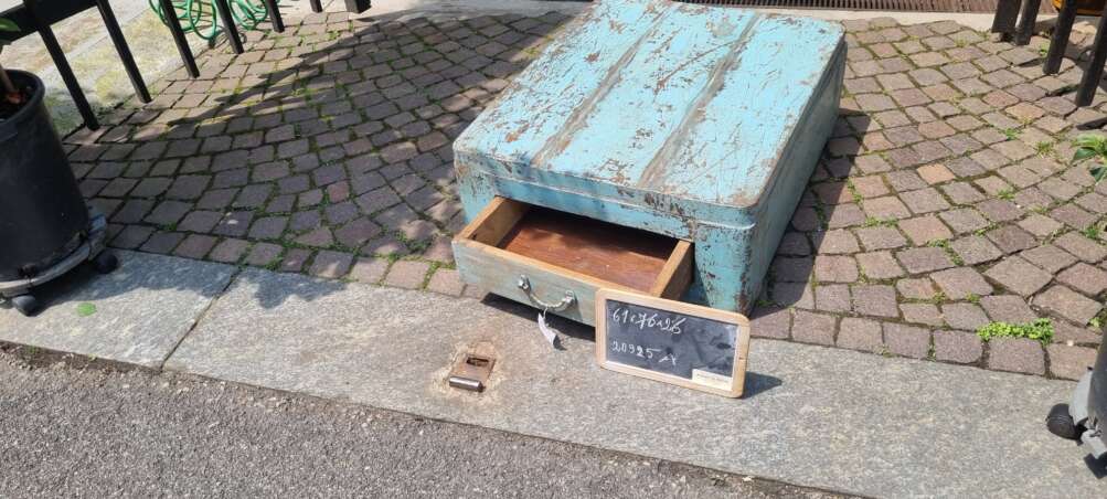 Cassettiera azzurra effetto decapato - immagine 15