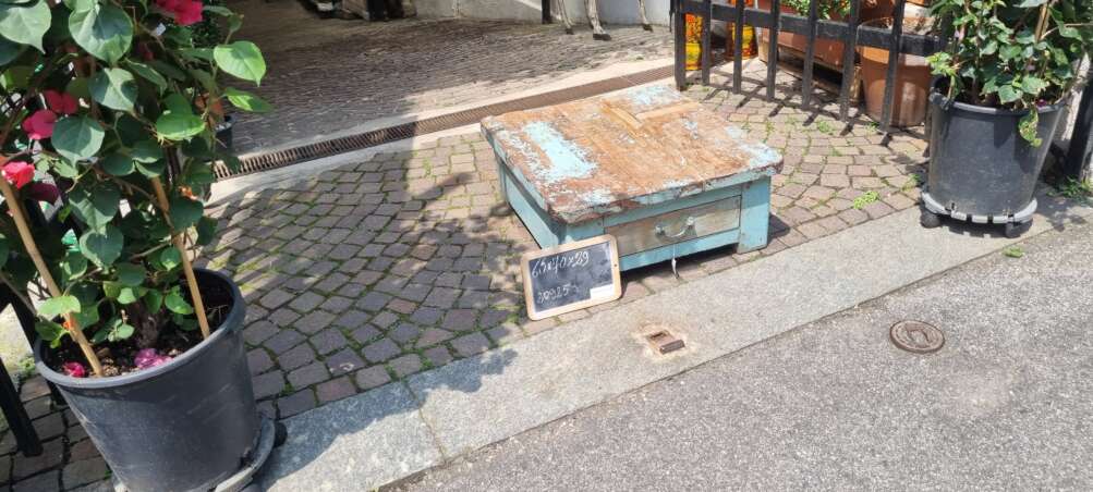 Cassettiera azzurra effetto decapato - immagine 5