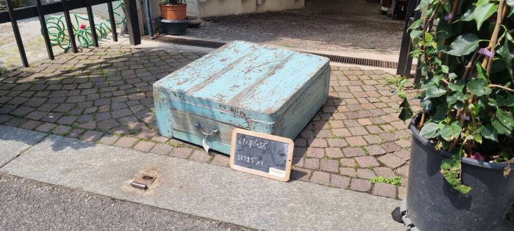 Cassettiera azzurra effetto decapato - immagine 14